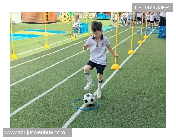 在足球踩踩的乐趣与技巧探索中感受团队合作的魅力与激情